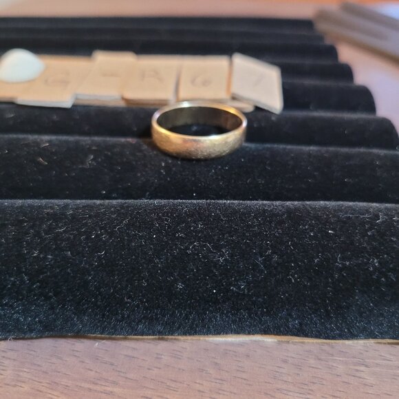 Item # GR67RMI 10K Gold 5mm Band Ring Size 8.75